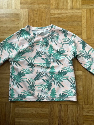 H&M beach shirt used for 2-4 years old (98-104 cm)