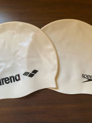 Σκουφάκια κολύμβησης arena & speedo σαν καινούργια, σετ 2, κρεμ χρώμα