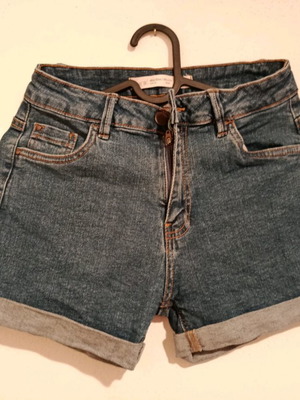 Pink Woman blue denim shorts like new, size 34