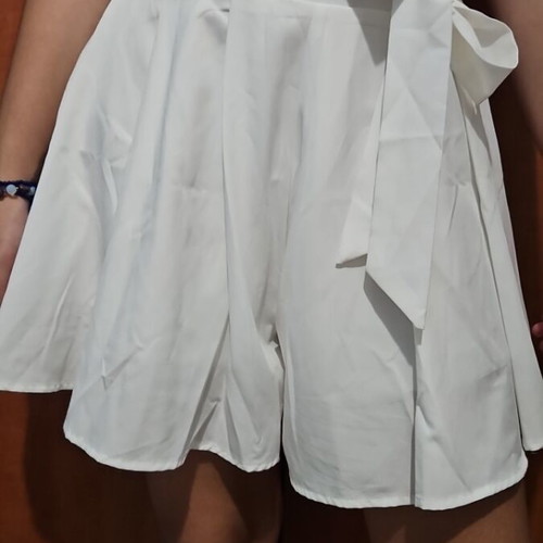 White shorts skirt with ribbon and hidden zipper small like new