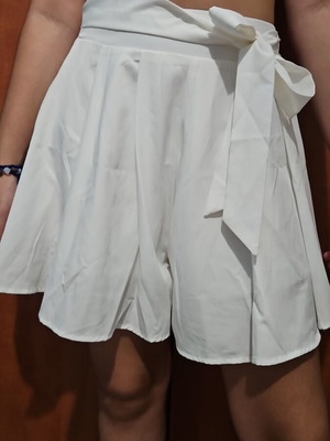 White shorts skirt with ribbon and hidden zipper small like new