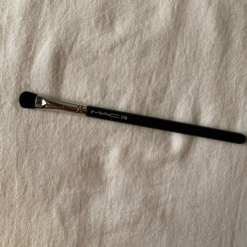 MAC 246 Synthetic Fluffy Eye Brush like new
