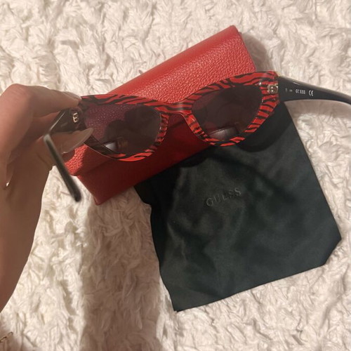 Guess sunglasses used, black and white, with case and cloth