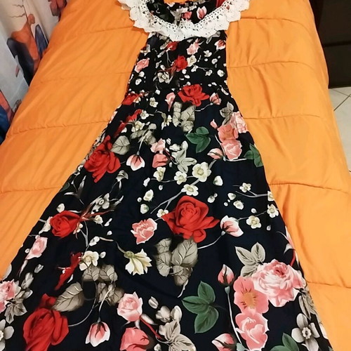 Floral dress new medium with white lace collar