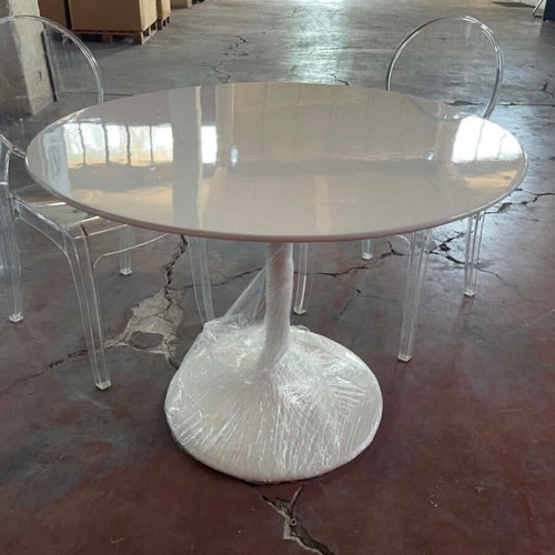 Tulip Round Table like new, white lacquer finish
