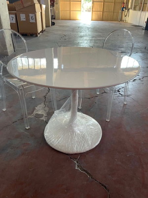 Tulip Round Table like new, white lacquer finish