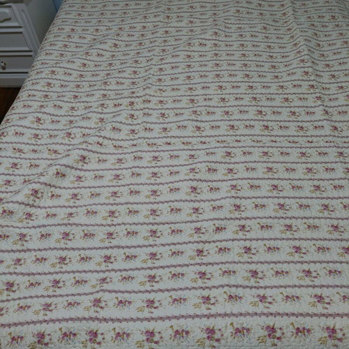 Light quilted double bed cover like new with 2 matching pillowcases