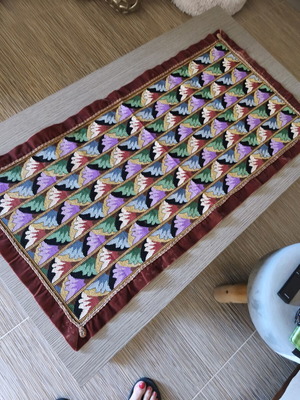 Embroidery set like new with table runner and two large napkins