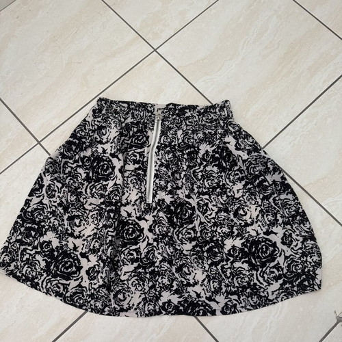 Mini skirt black and white with back zipper like new, size S