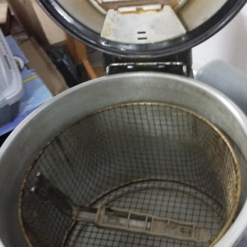 Seb 1900W deep fryer pot used with splash protection