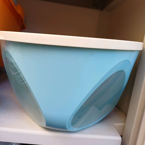 Tupperware bowl large new, intact 4.3L