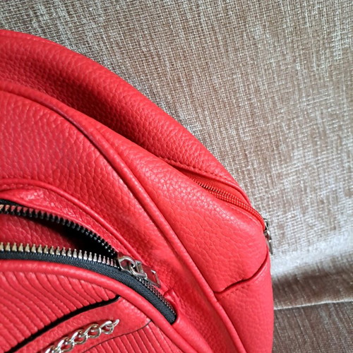 Shoulder/handbag used in light red color