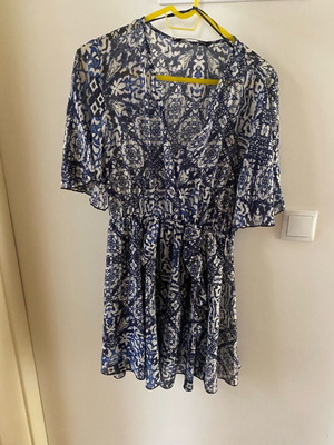 Zara women's dress used, white and blue, size XS