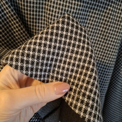 Only skirt black and white above the knee like new, elastic waist, size S
