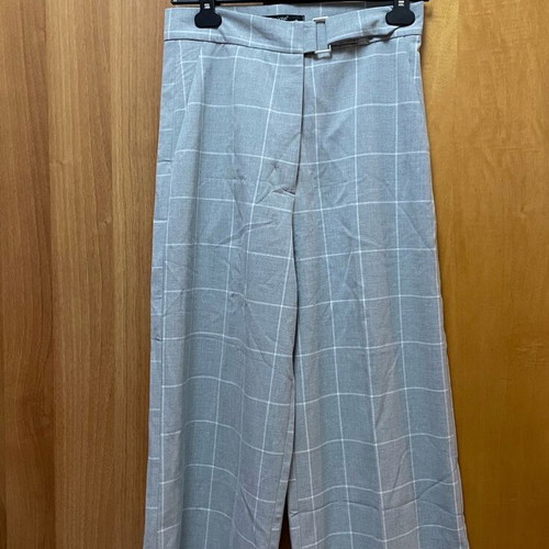 Desiree gray zip culottes medium like new with thin white line