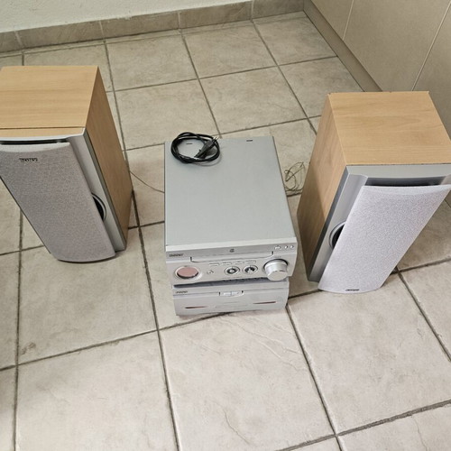 Sony MHC-W25 Mini Hi-Fi Stereo System used with speakers