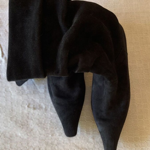 Black suede boots size 38 like new, feminine style