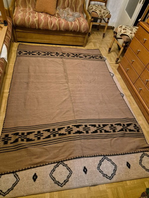 Large machine-made rug with 2 stripes like new, brown and black