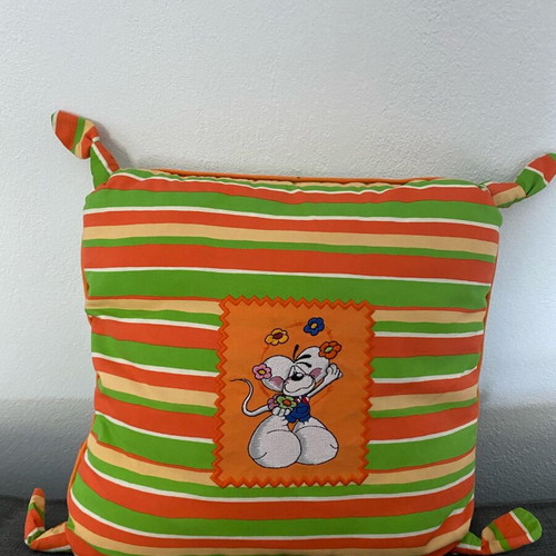 Pack of 4 used pillows and stuffed toys