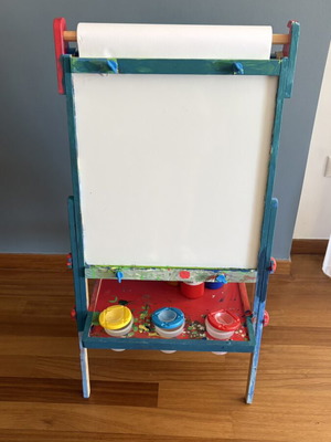 Hape Children's Easel like new, double-sided whiteboard and chalkboard
