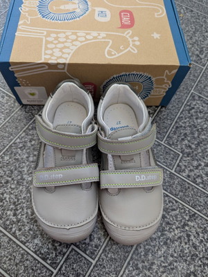 D.D. Step children's barefoot sandals size 27 like new, gray