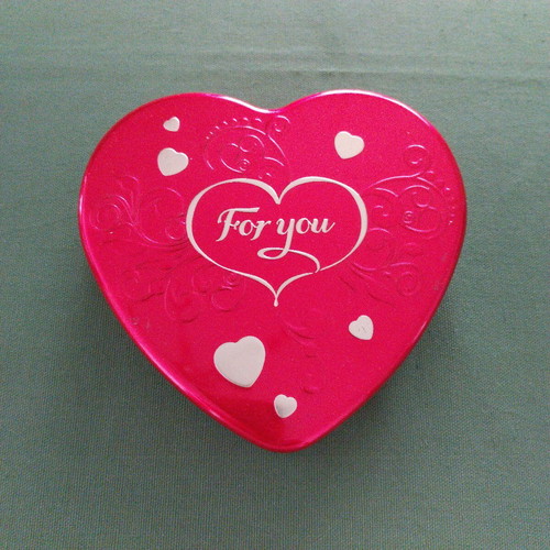 Metal heart-shaped box like new