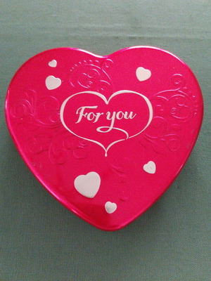 Metal heart-shaped box like new