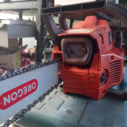Husqvarna 136 chainsaw like new, 36 cc, 2.2 hp