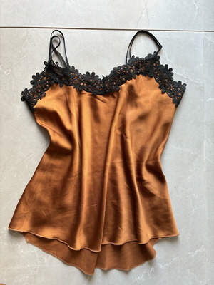 Lingerie ταμπά με μαύρη δαντέλα αφόρετο, τιράντα που αυξομειώνεται