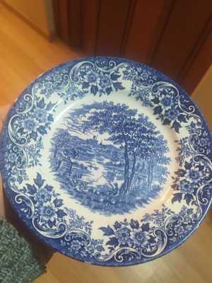 Set of six porcelain platters from England like new