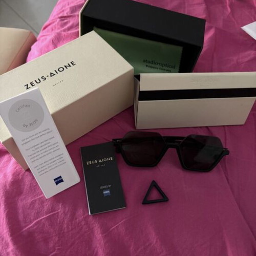 Dione and Zeus sunglasses, black