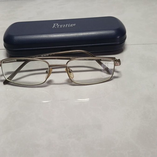 Myopia glasses used with case and cleaning cloth
