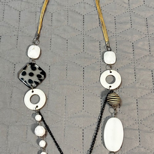 Black and white necklace like new
