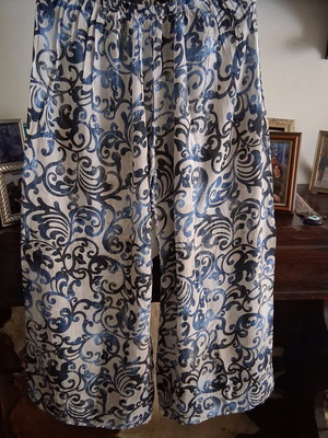Printed summer pants used, white and blue