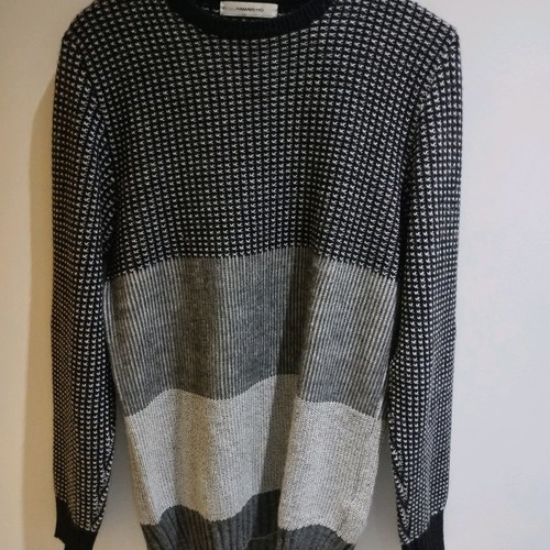 Hamaki-Ho men's sweater used size XL with round neckline
