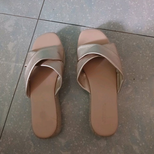 Justfab platform sandals size 40 like new, gold
