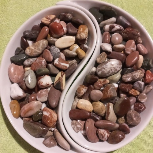 Handmade Varnished Sea Stones pack of 150, like new