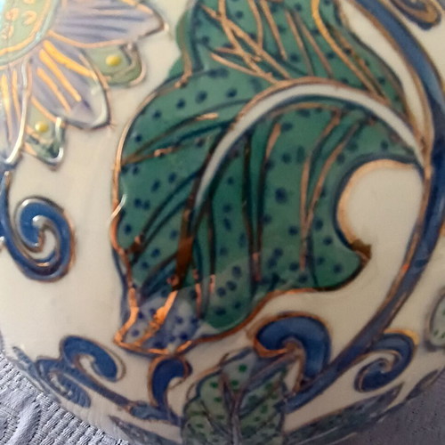 Vintage decorative handpainted vase like new