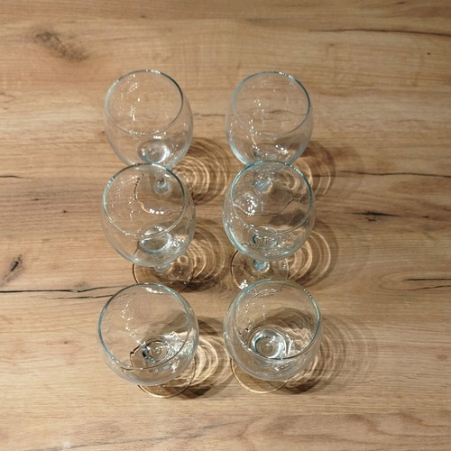 Set of 6 glass wine glasses like new