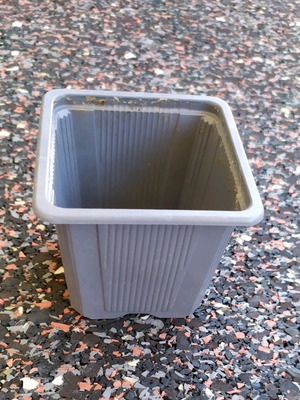 Plastic flower pots like new, pack of 2 very small