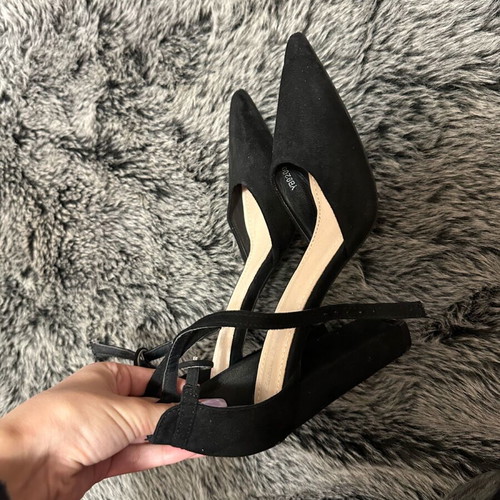 Pointed black pumps size 39 used with scratch