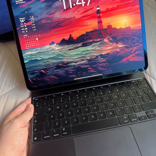 iPad Pro 2024 13 inch 1TB with Nano Texture Glass like new with Magic Keyboard