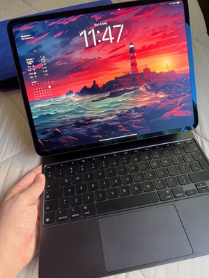 iPad Pro 2024 13 inch 1TB with Nano Texture Glass like new with Magic Keyboard