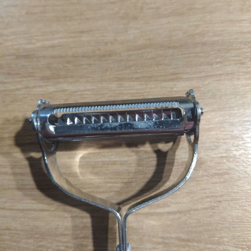 Peeler with stainless steel blades and wooden handle like new