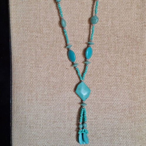 Long necklace with turquoise stones and silver beads