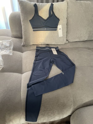 Alo Yoga Woman’s Set navy, like new, sizes S/36-M/38