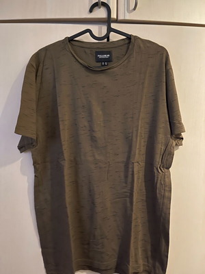 Pull & Bear T-shirt like new, size M, multicolor