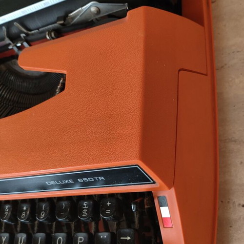 Brother Deluxe 650TR Typewriter like new, orange 70's