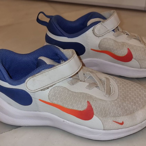 Nike Revolution 7 kids' athletic shoes like new, size 29.5