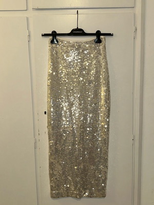 Κολλητή midi φούστα Zara σαν καινούργιο, άσπρη με ασημί πούλιες